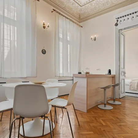 Old Town Heritage Near French Embassy - Royal View