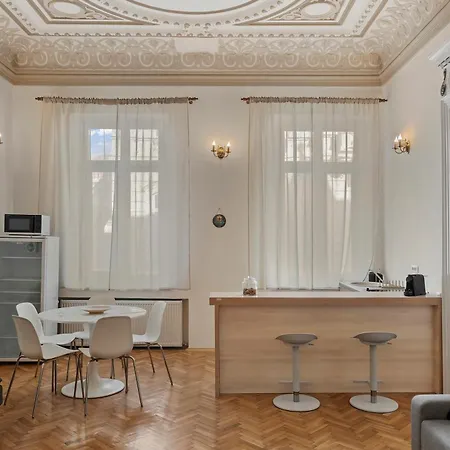 Old Town Heritage Near French Embassy - Royal View Appartamento