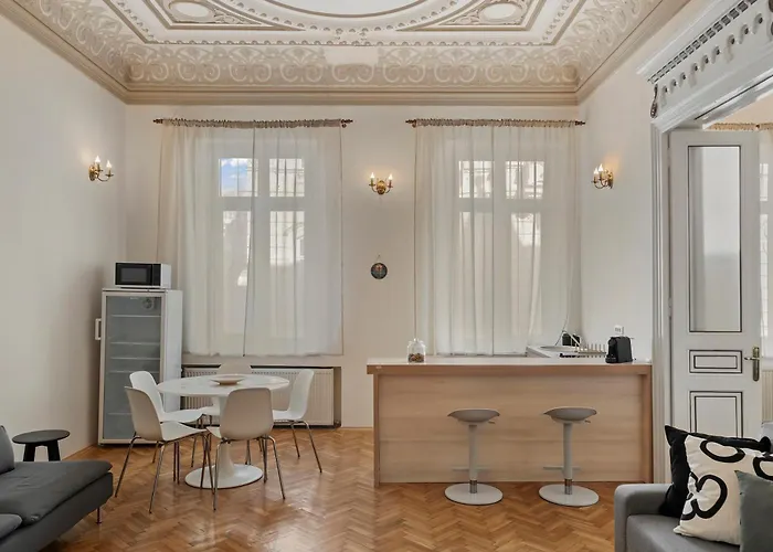 Old Town Heritage Near French Embassy - Royal View Apartmán