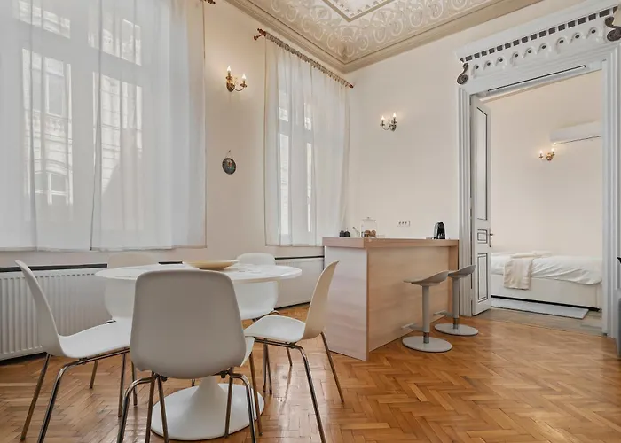 Old Town Heritage Near French Embassy - Royal View