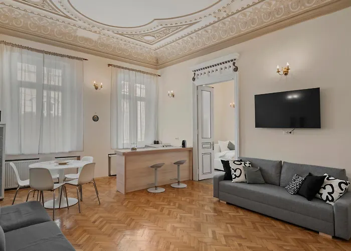 Old Town Heritage Near French Embassy - Royal View Apartamento