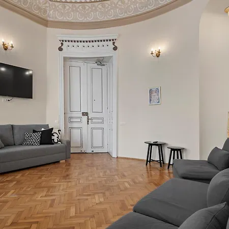Old Town Heritage Near French Embassy - Royal View Apartament