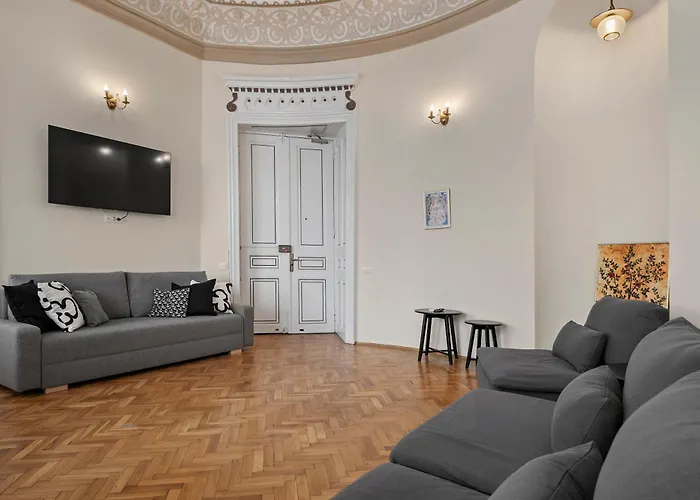Old Town Heritage Near French Embassy - Royal View Apartament